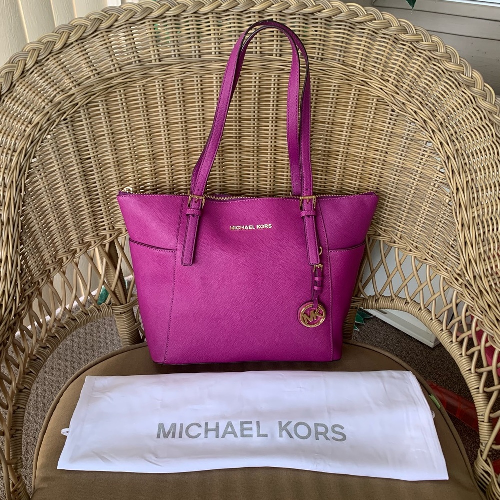 💜 NWT Michael Kors Jet Set Tote in Pomegranate